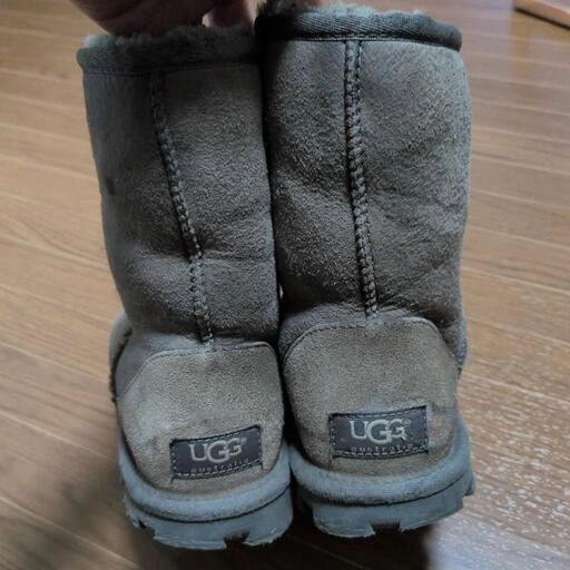 UGGスエード素材のムートンブーツ