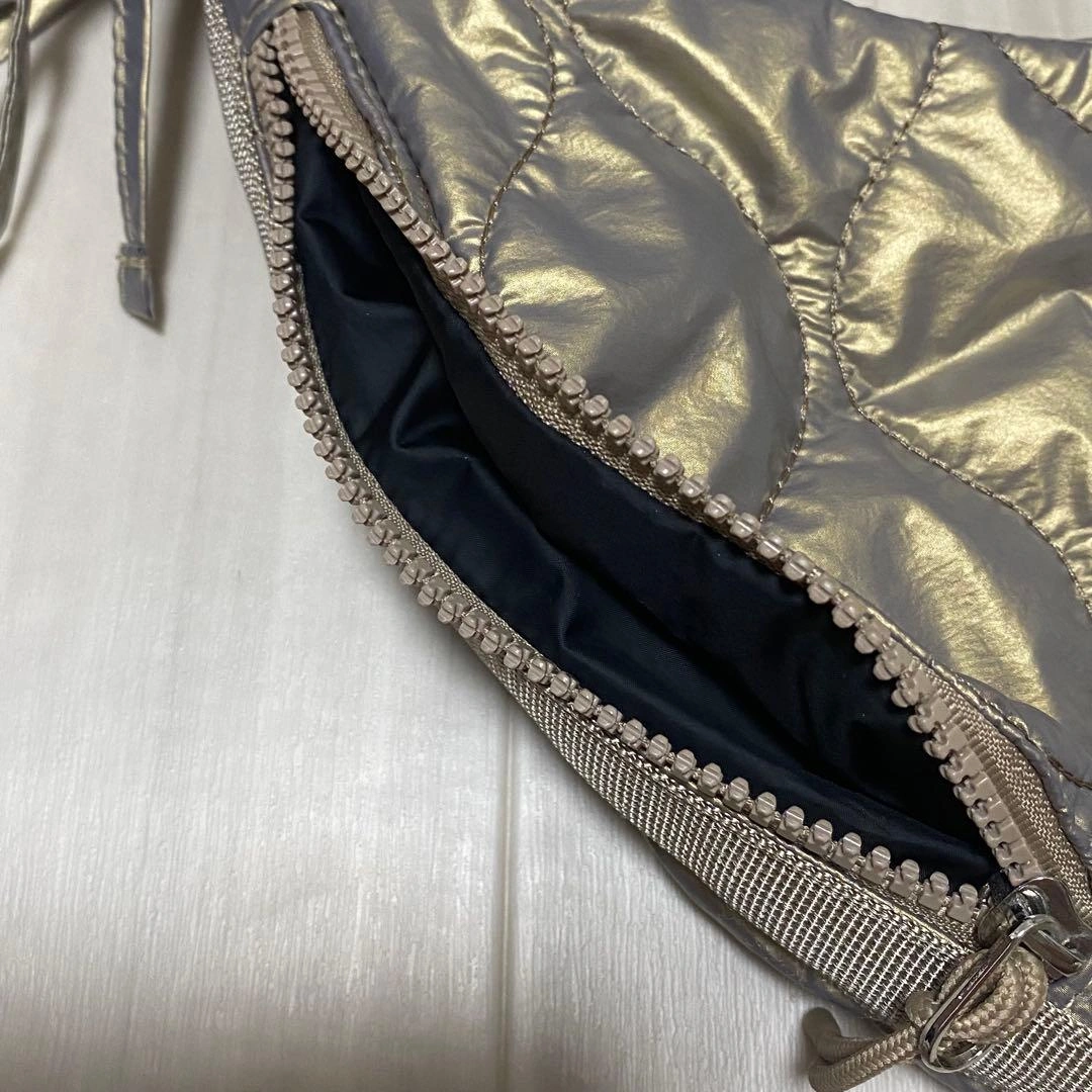 【美品】niko and ニコアンド シルバーキルティングショルダーの写真4枚目