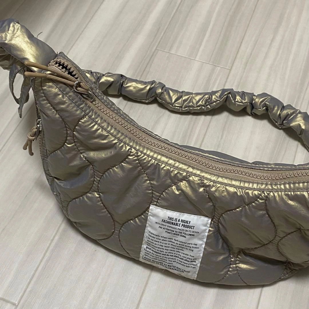 【美品】niko and ニコアンド シルバーキルティングショルダーの写真10枚目