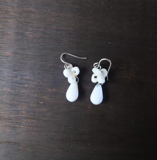 ⑭ ピアス 白 花 ドロップ形