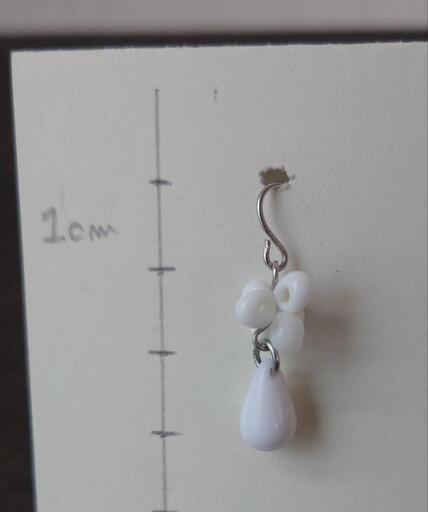⑭ ピアス 白 花 ドロップ形の写真3枚目