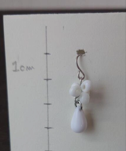 ⑭ ピアス 白 花 ドロップ形の写真3枚目