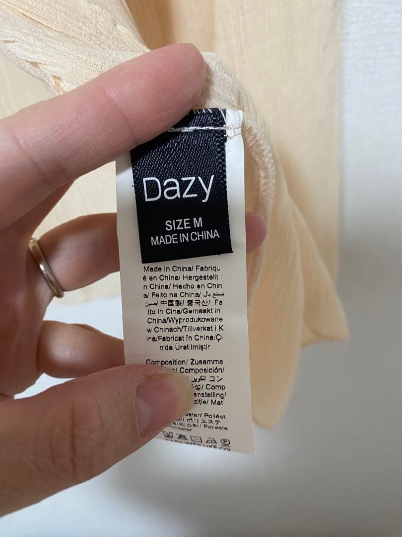 最終値下げ　SHEIN DAZY フレアスリーブ　襟ぐりレタスカットの写真5枚目
