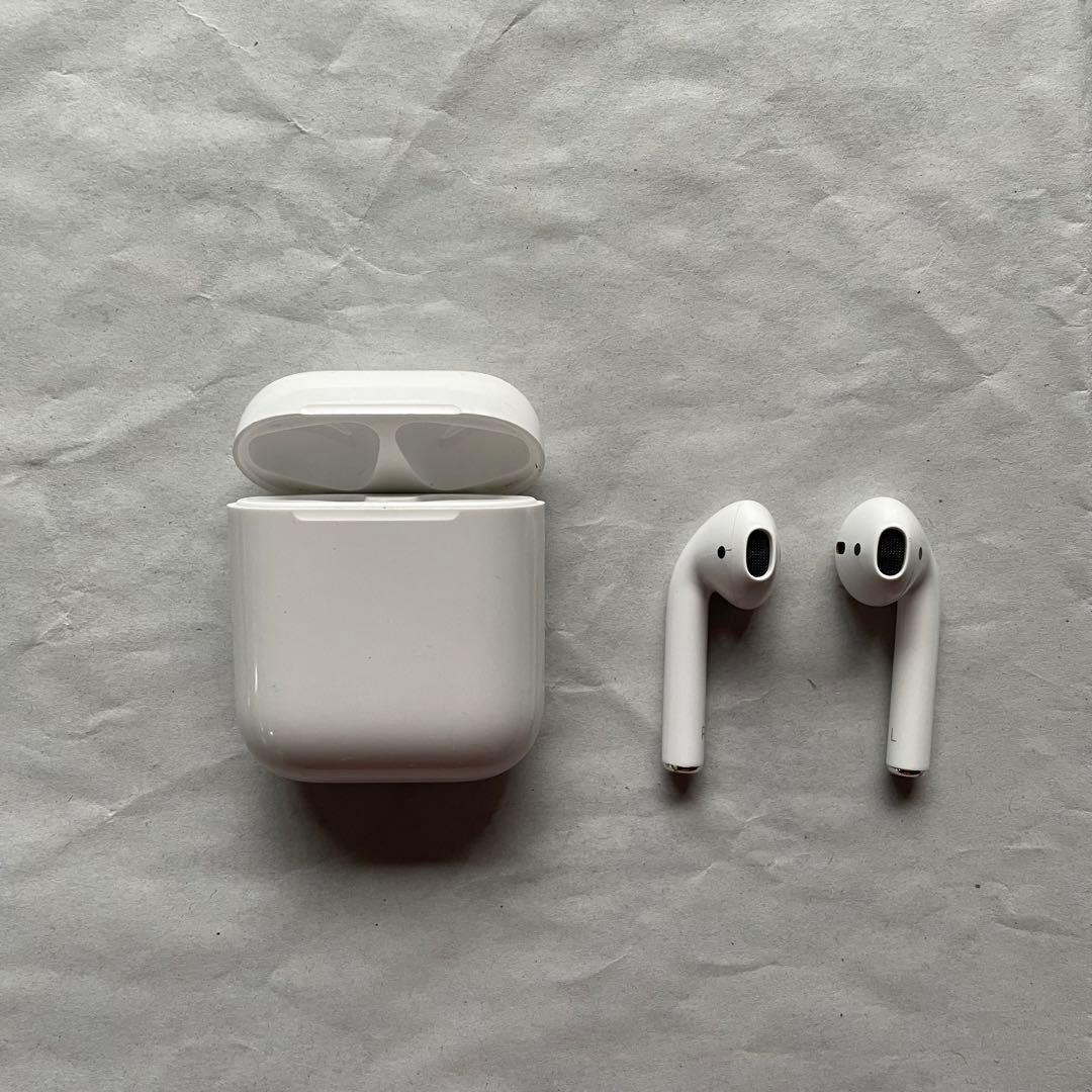 Apple AirPods 第一世代　両耳+充電器の写真2枚目