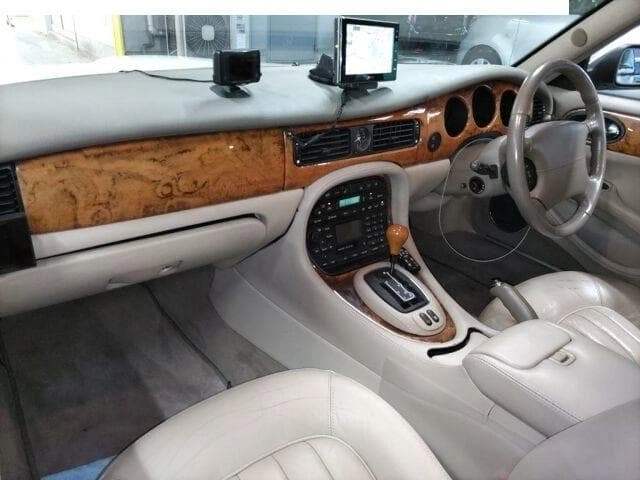 【エンジン出品】13年最終300系ジャガーXJ3.2V8エグゼクティブ値上り必至の写真5枚目