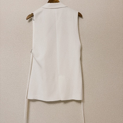 美品 ZARA テーラードジレ ベスト ホワイト ノースリーブジャケットの写真2枚目
