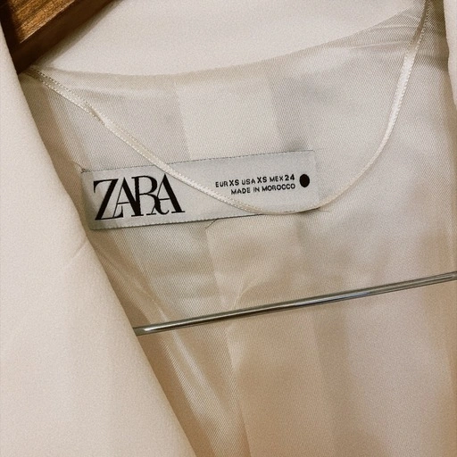 美品 ZARA テーラードジレ ベスト ホワイト ノースリーブジャケットの写真3枚目