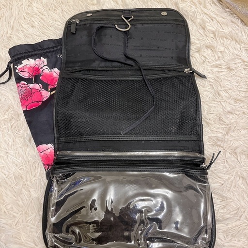 Victoria's Secret メイクポーチ　巾着　セットの写真2枚目