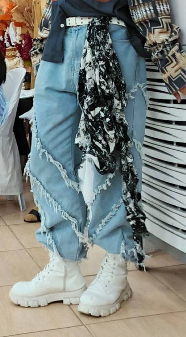 メンズ ルーズフィット 切りっぱなしデニム ステッチ ダメージ加工 Sサイズの写真2枚目