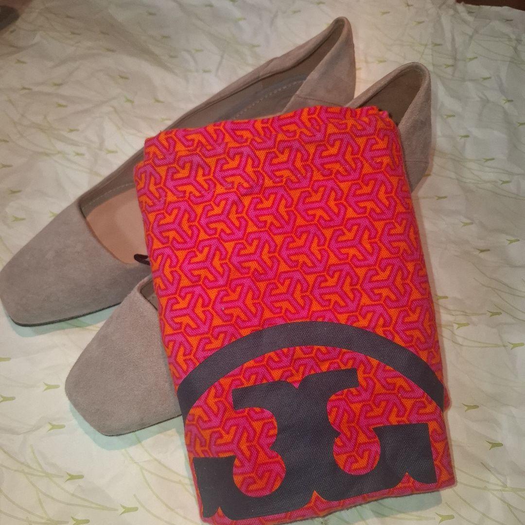 TORY BURCH スエード パンプス ゴールドヒール、巾着袋付きの写真2枚目