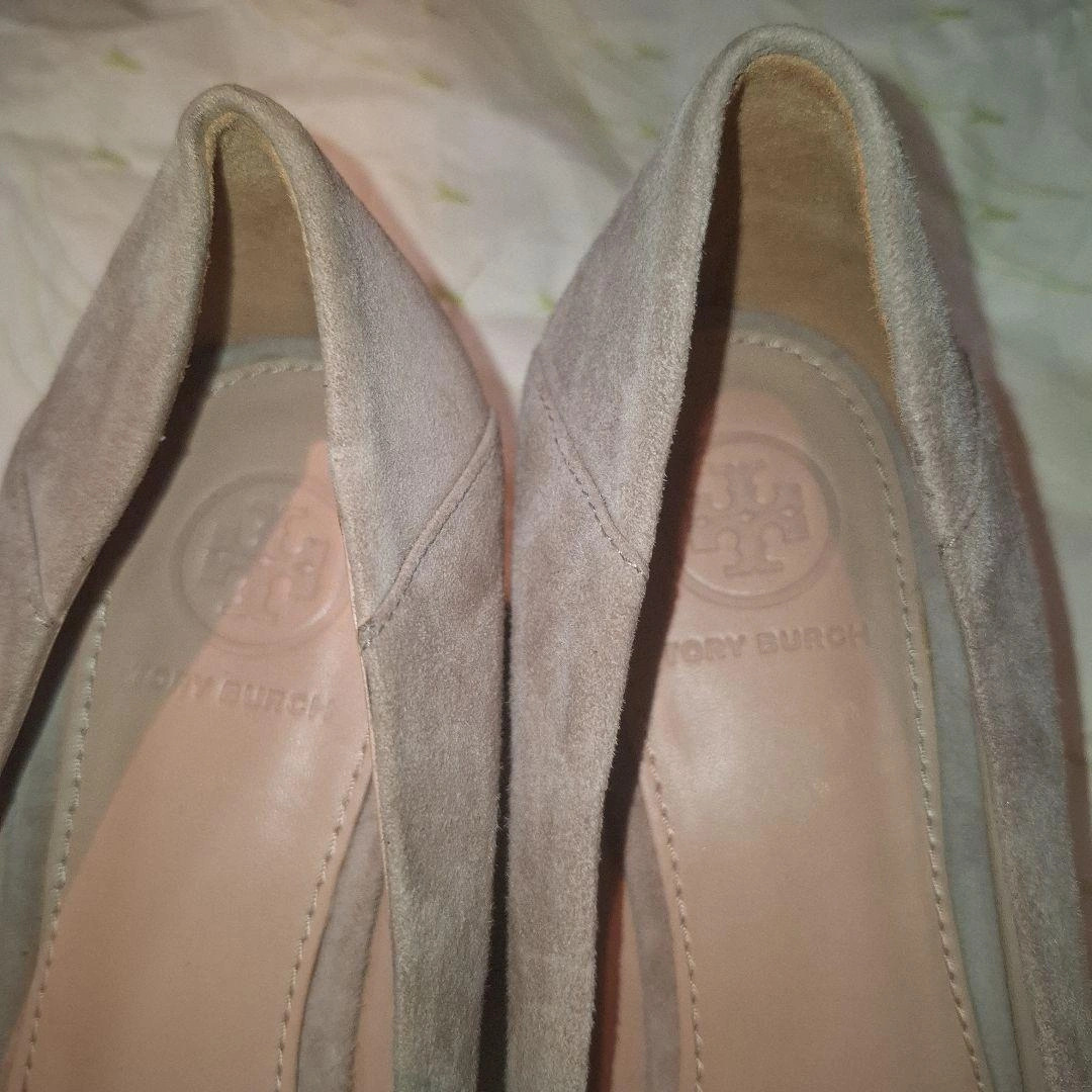 TORY BURCH スエード パンプス ゴールドヒール、巾着袋付きの写真4枚目