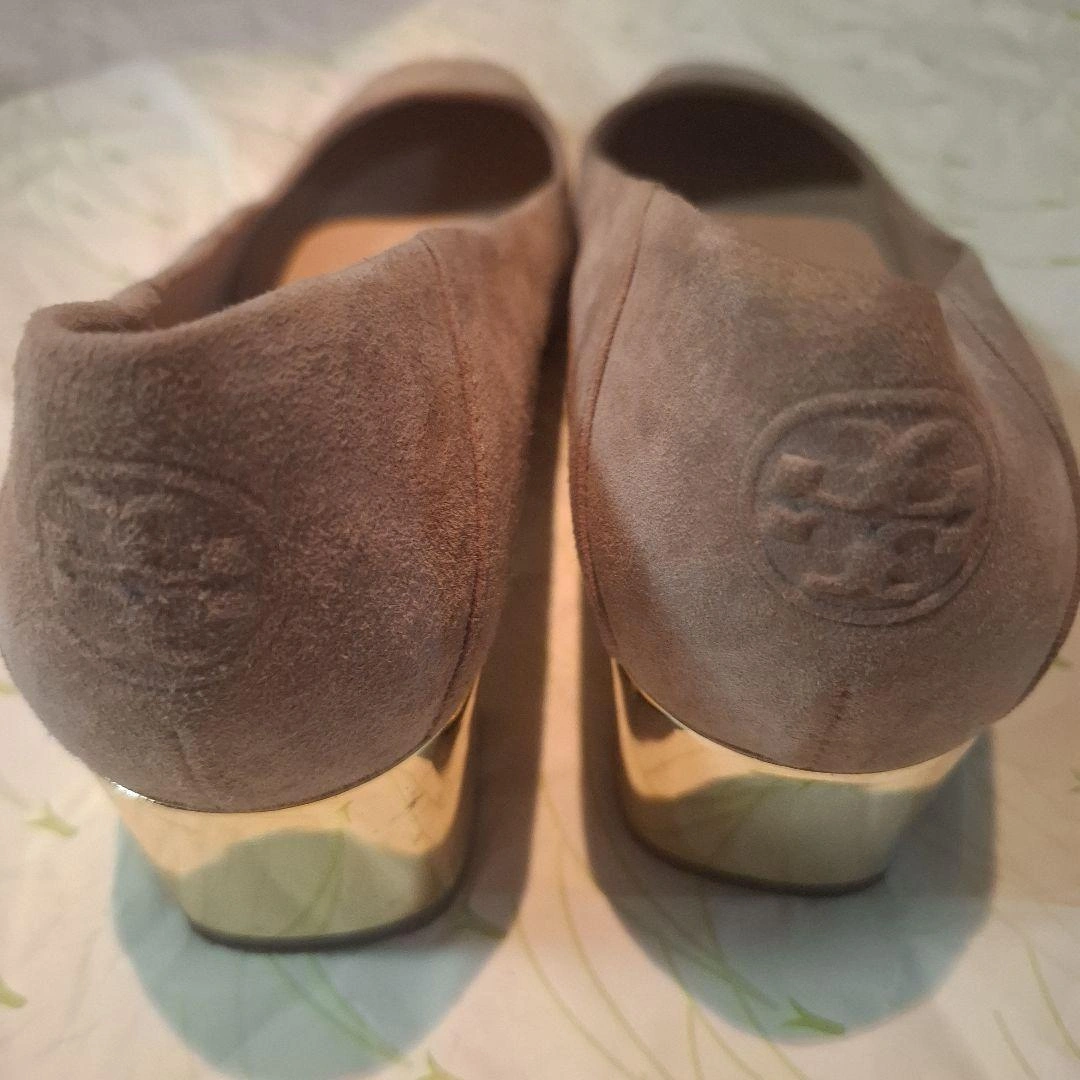 TORY BURCH スエード パンプス ゴールドヒール、巾着袋付きの写真7枚目