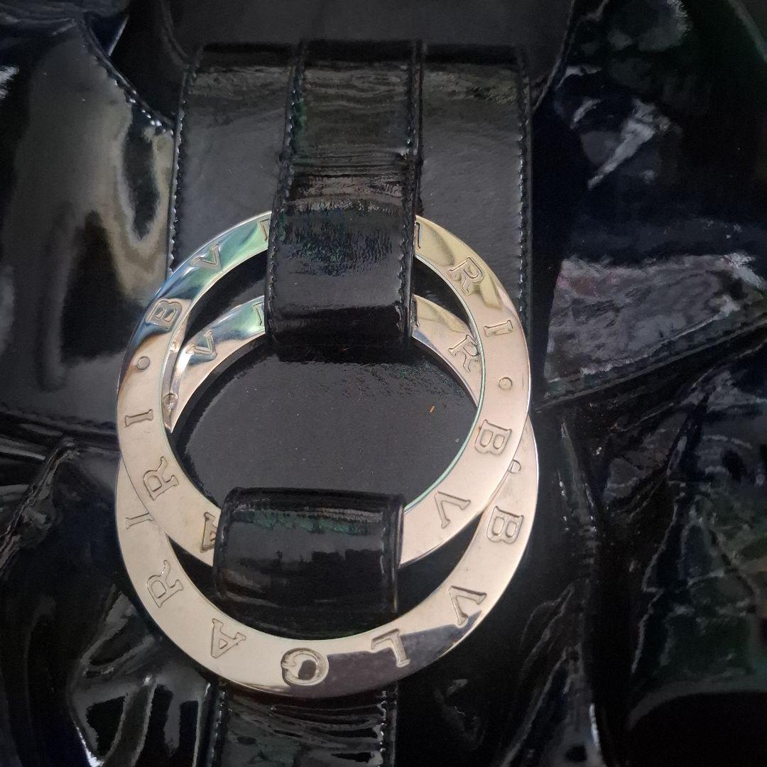 BVLGARI エナメル ショルダーバッグ ブラックの写真2枚目