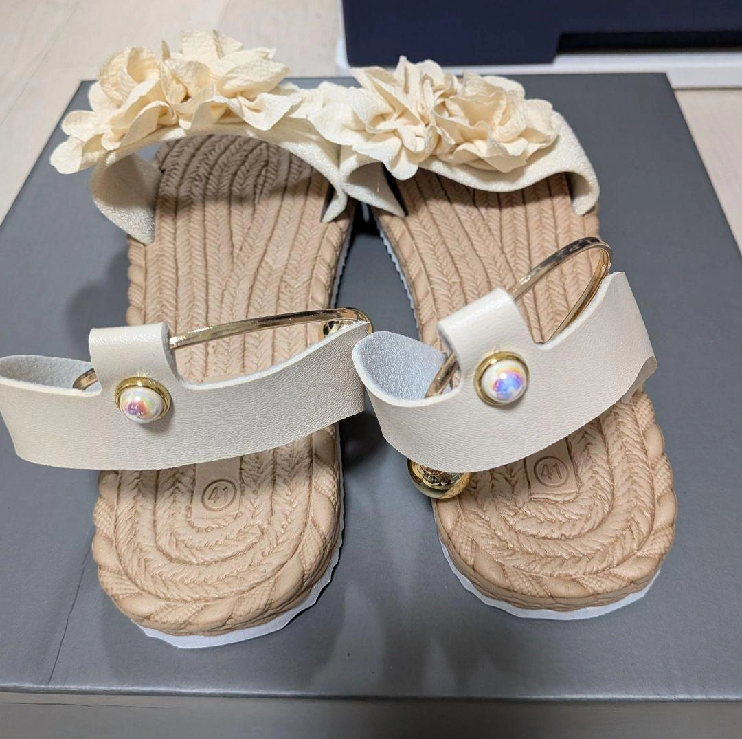 フラワーモチーフ サンダル パール調装飾 ベージュの写真3枚目