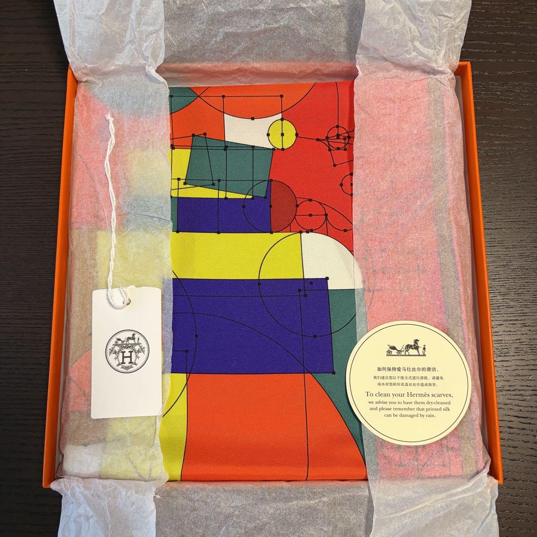 【週末セール】【新品レア廃盤非売品】HERMES カレ70 スカーフ 幾何学模様