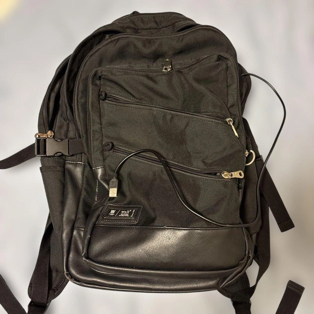 Wolt USBポート付きブラックリュック