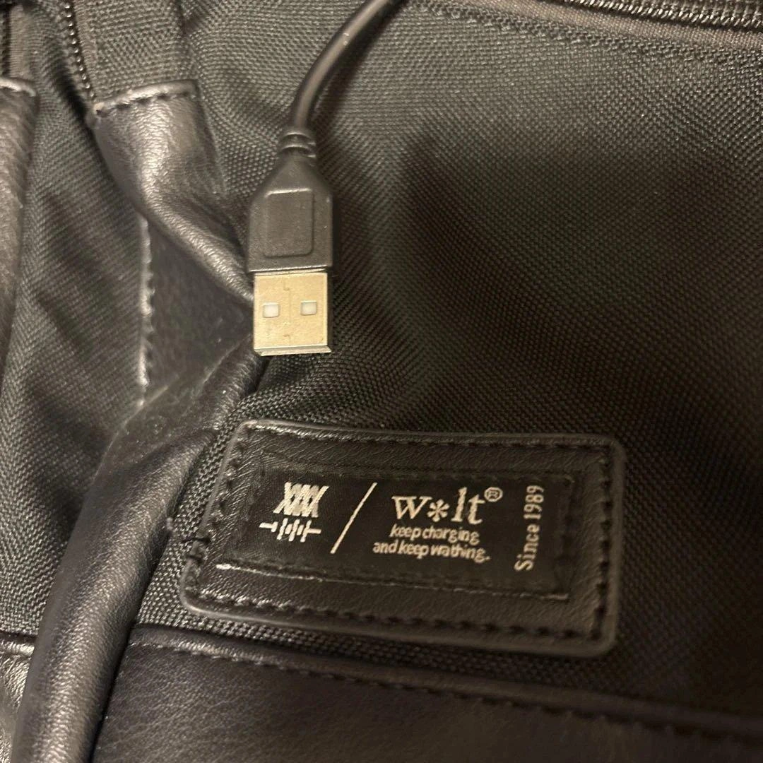 Wolt USBポート付きブラックリュックの写真2枚目