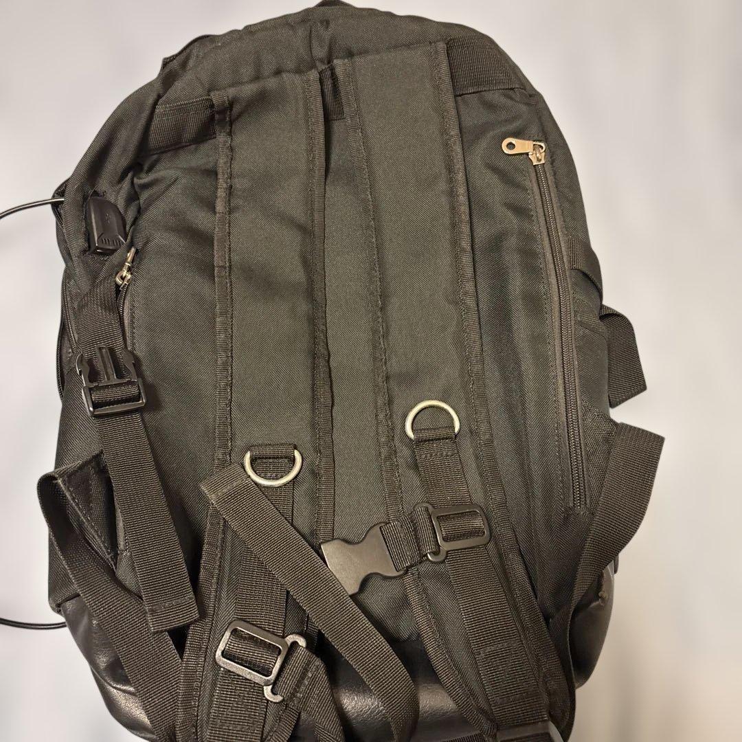 Wolt USBポート付きブラックリュックの写真3枚目