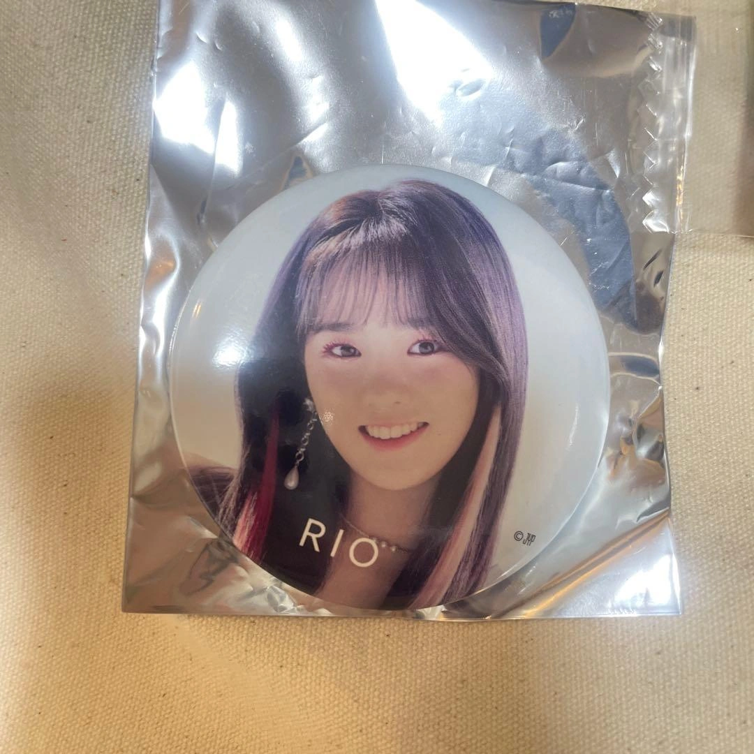 NiziU リオ 缶バッジ CDの写真3枚目