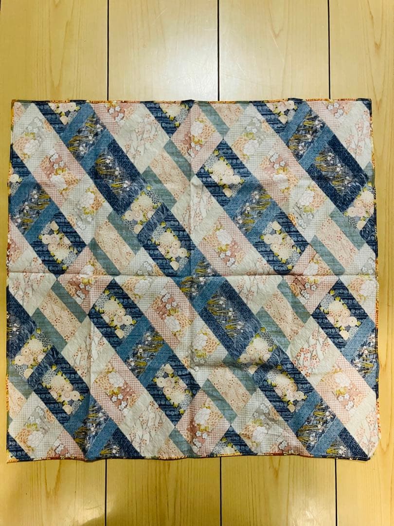 新品　ダイヤモンドパターンの敷物　ハンカチ　約46cmの写真3枚目