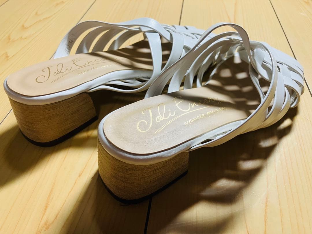 Joli Encore ホワイトサンダル 約4cmヒールの写真3枚目