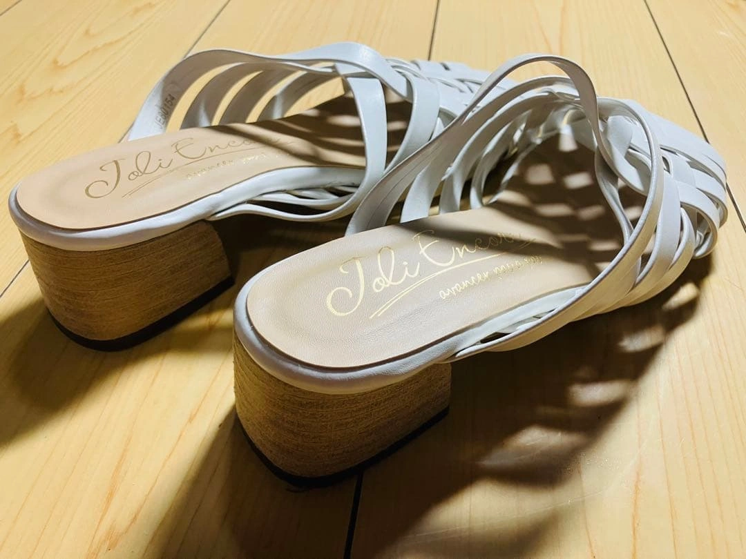 Joli Encore ホワイトサンダル 約4cmヒールの写真3枚目