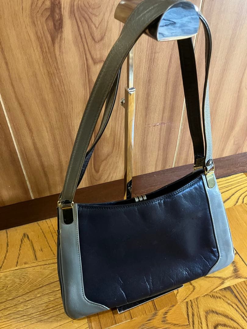 黒とグレーのショルダーバッグ