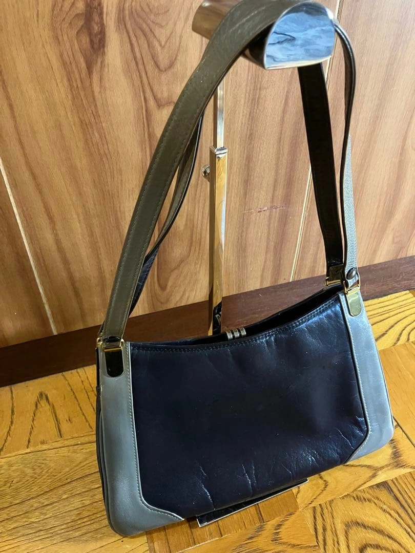 黒とグレーのショルダーバッグ