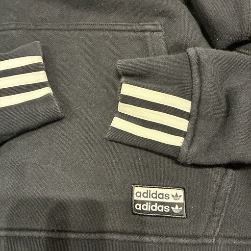 adidas トレーナー　フードありの写真2枚目