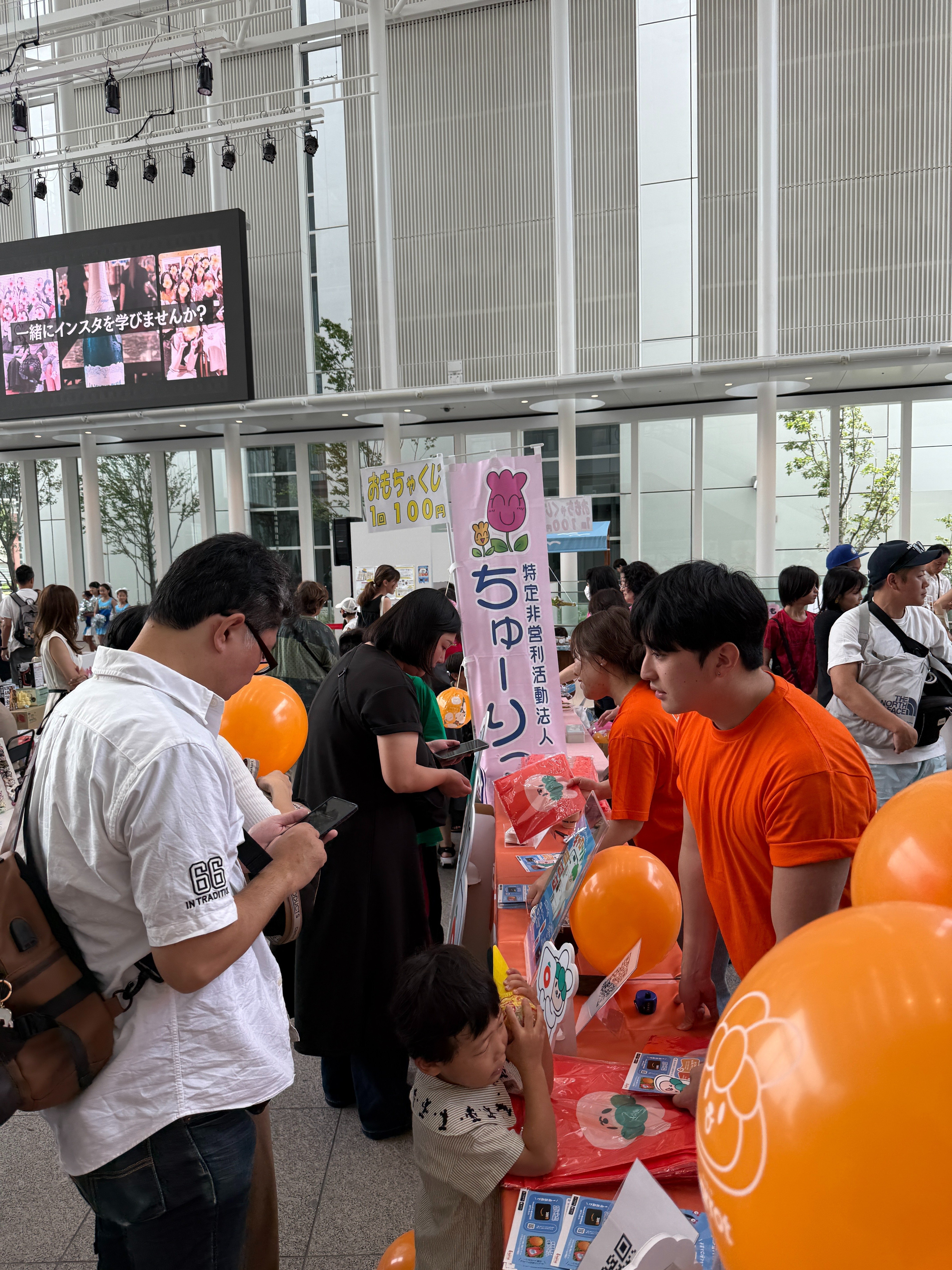 ブースでアプリ新規登録をする来場者の様子