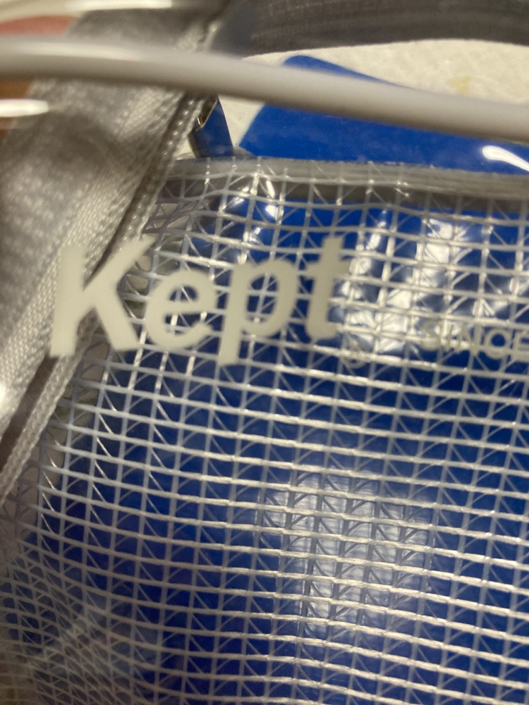 グレーのビニールの小物入れ