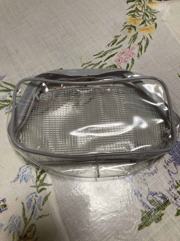 グレーのビニールの小物入れの写真2枚目