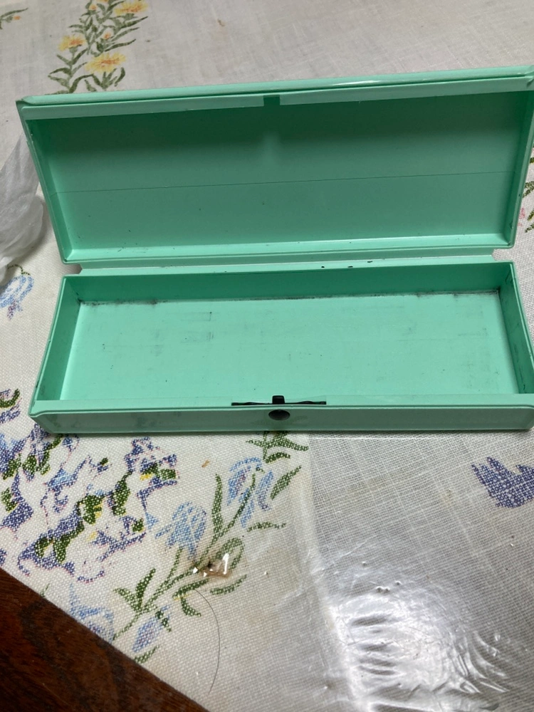 淡いグリーンのペンケースの写真2枚目