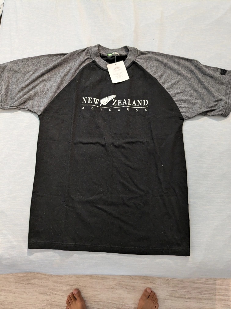 《処分特価》ニュージーランド Tシャツ(サイズ:M / イロ:黒とグレー)