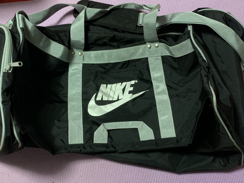 NIKE バッグ大(ショルダーベルト付き)　黒の写真2枚目
