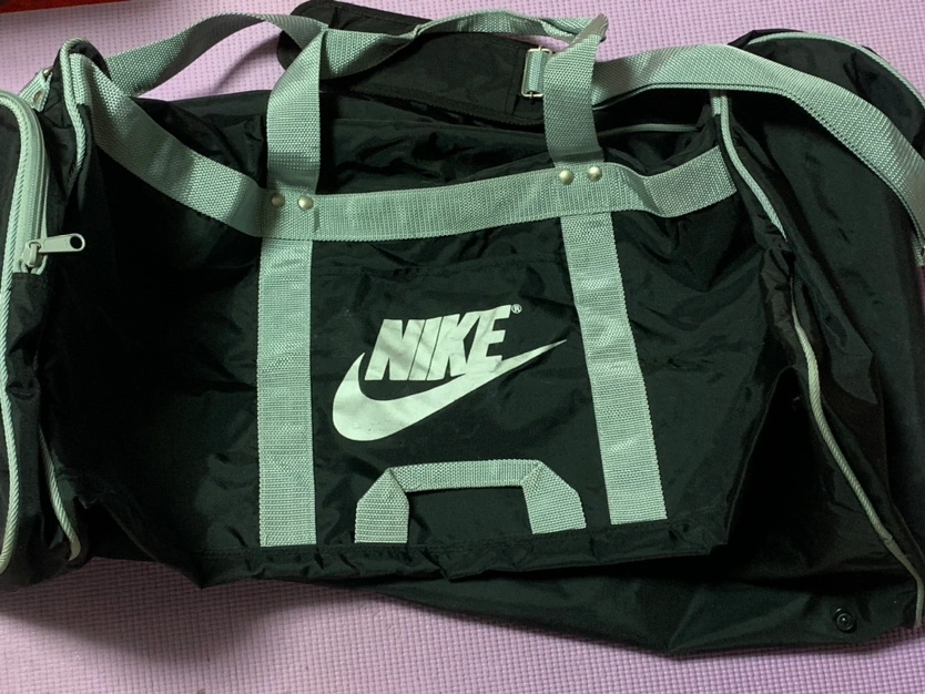 NIKE バッグ大(ショルダーベルト付き) 黒の写真2枚目