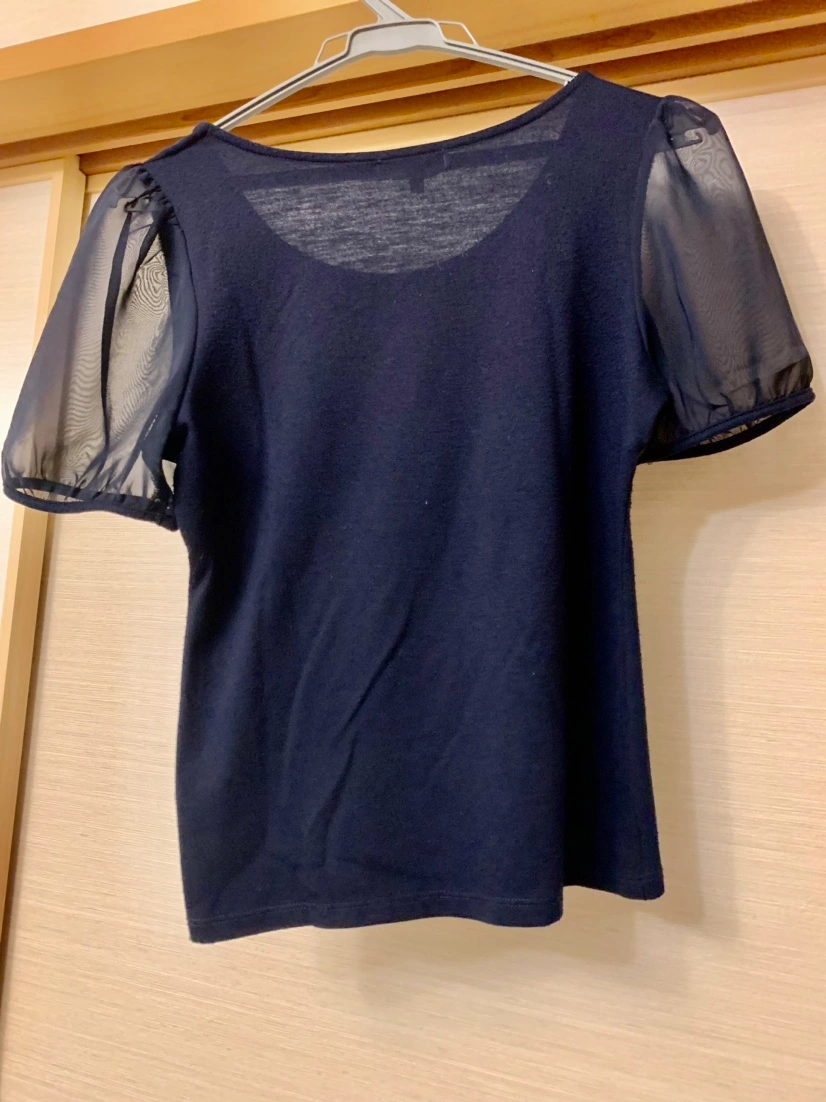 SOUP 紺ブラウス 袖シフォン胸元パールの写真2枚目