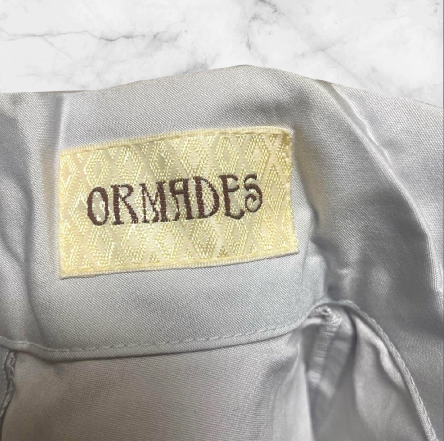 【新品未使用】ORMADES❤バックジップ シャツ オフネック　レディース　トップスの写真4枚目