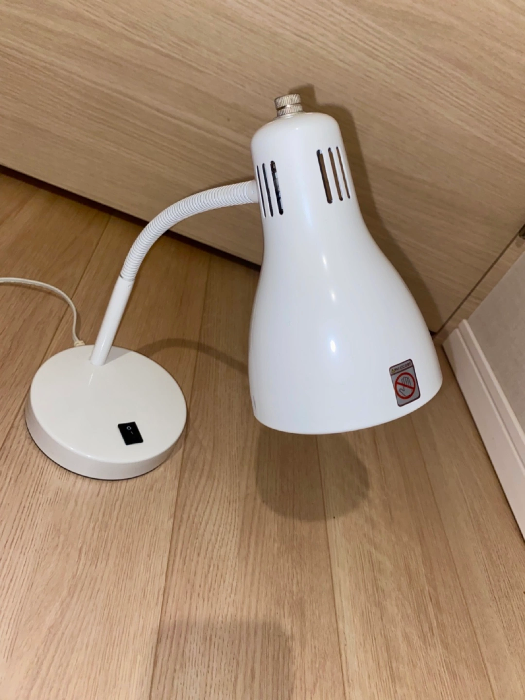 ニトリ スタンドライト 電球付き(予備)の写真2枚目