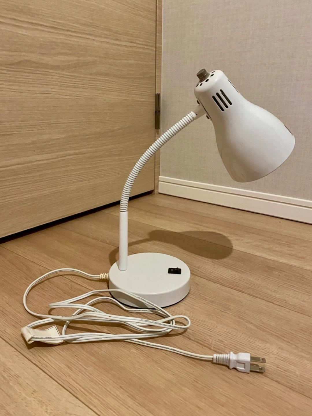 ニトリ スタンドライト 電球付き(予備)の写真3枚目