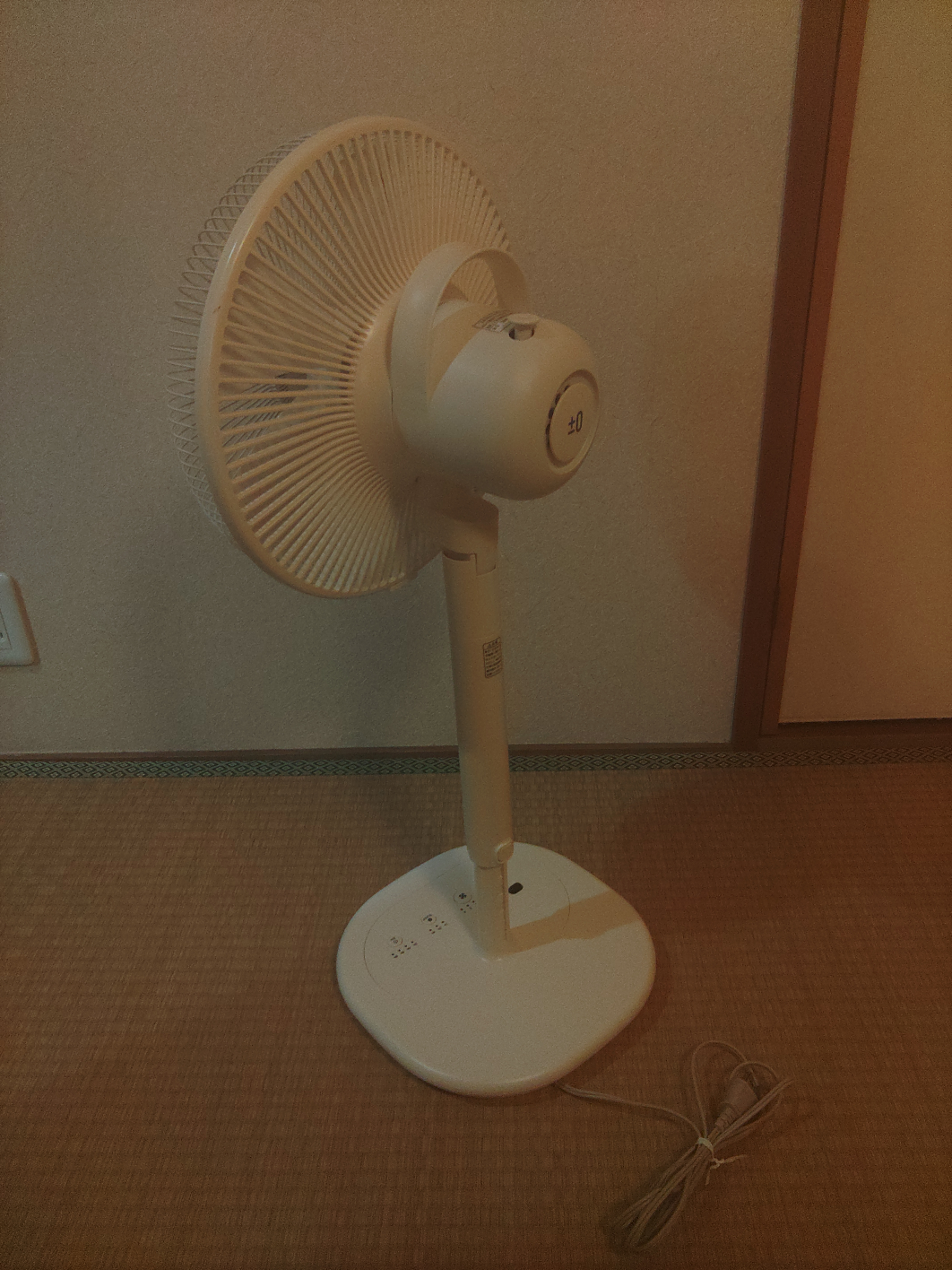 ±0 リビングファン Z710 XQS-Z710 (W)の写真3枚目
