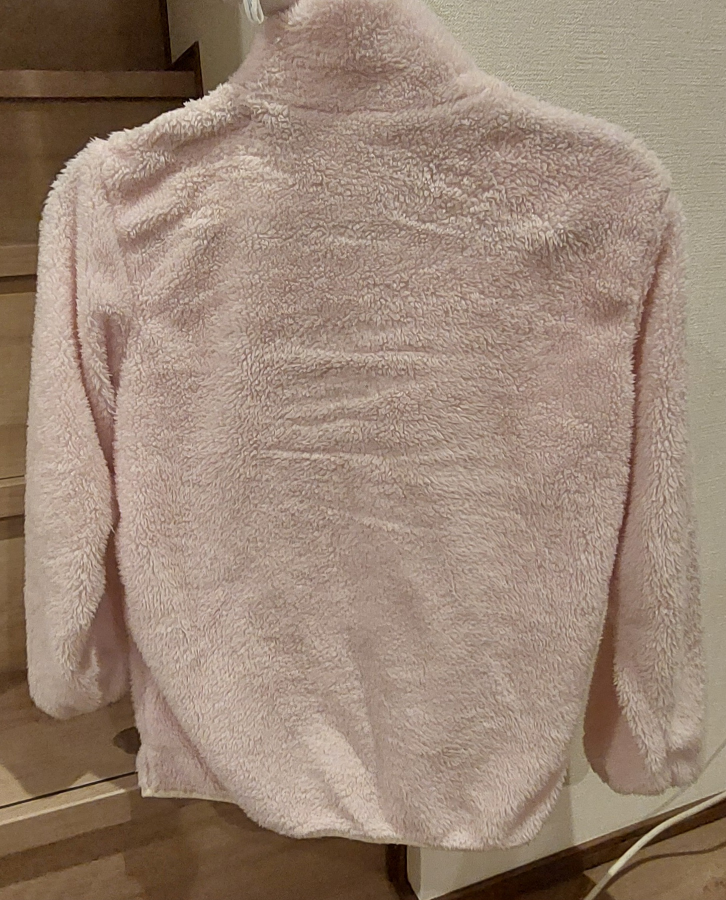 薄いピンクのもこもこパーカーの写真2枚目
