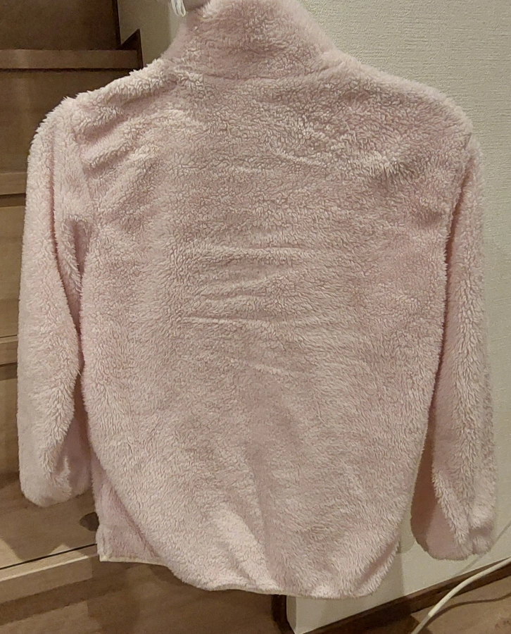 薄いピンクのもこもこパーカーの写真2枚目