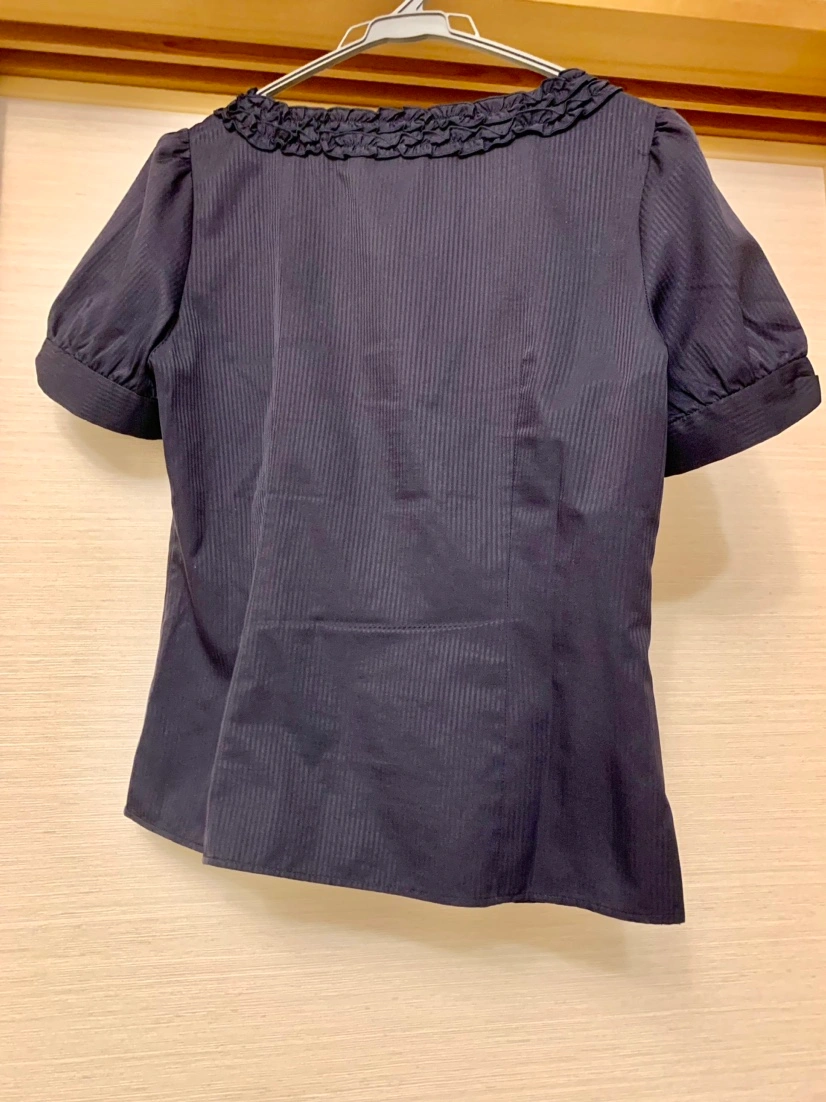 紺色半袖ブラウスの写真2枚目