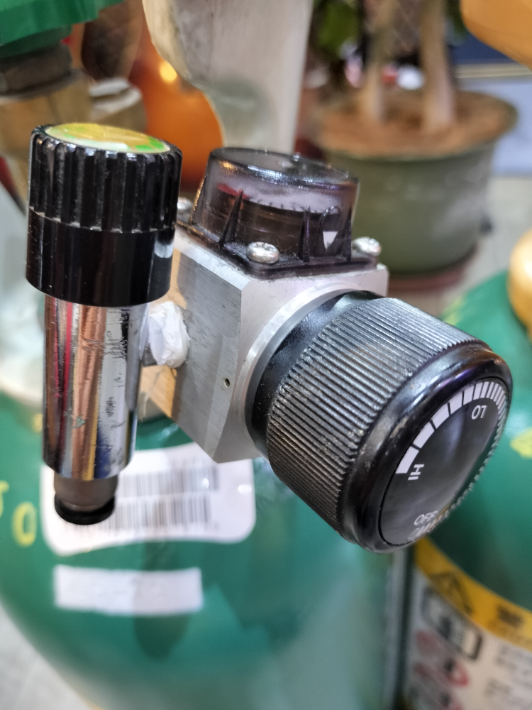 ADA CO2 レギュレーター大型ボンベ用 ミドボン付き 2セットお譲りしますの写真2枚目