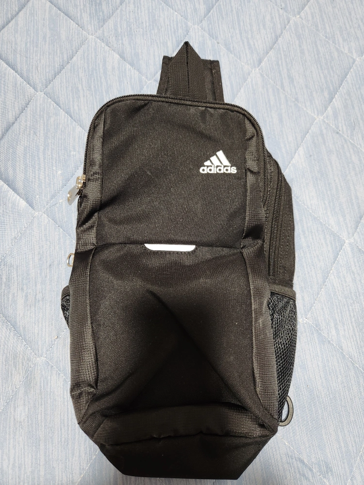 adidasのショルダーバック