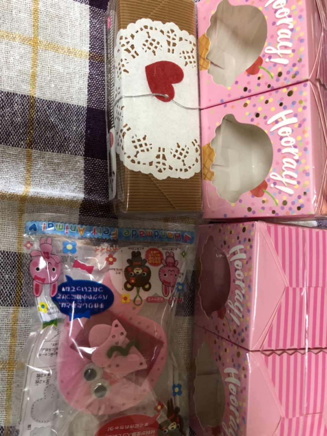 ラッピングする箱と手芸のキットの写真3枚目