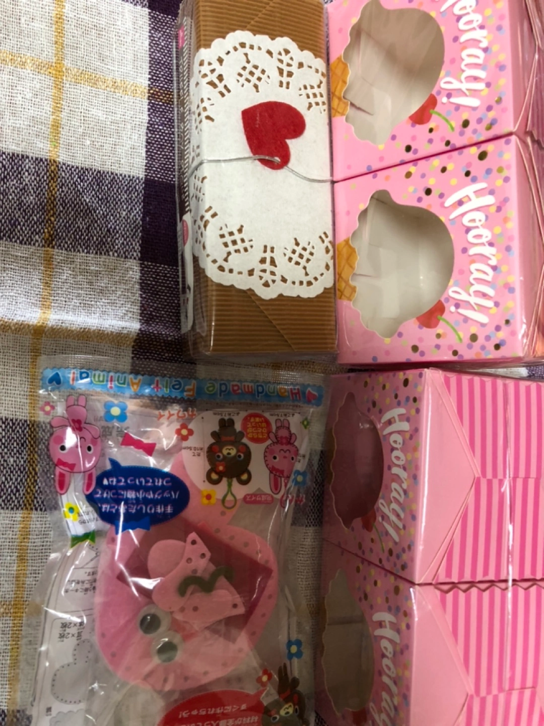 ラッピングする箱と手芸のキットの写真3枚目