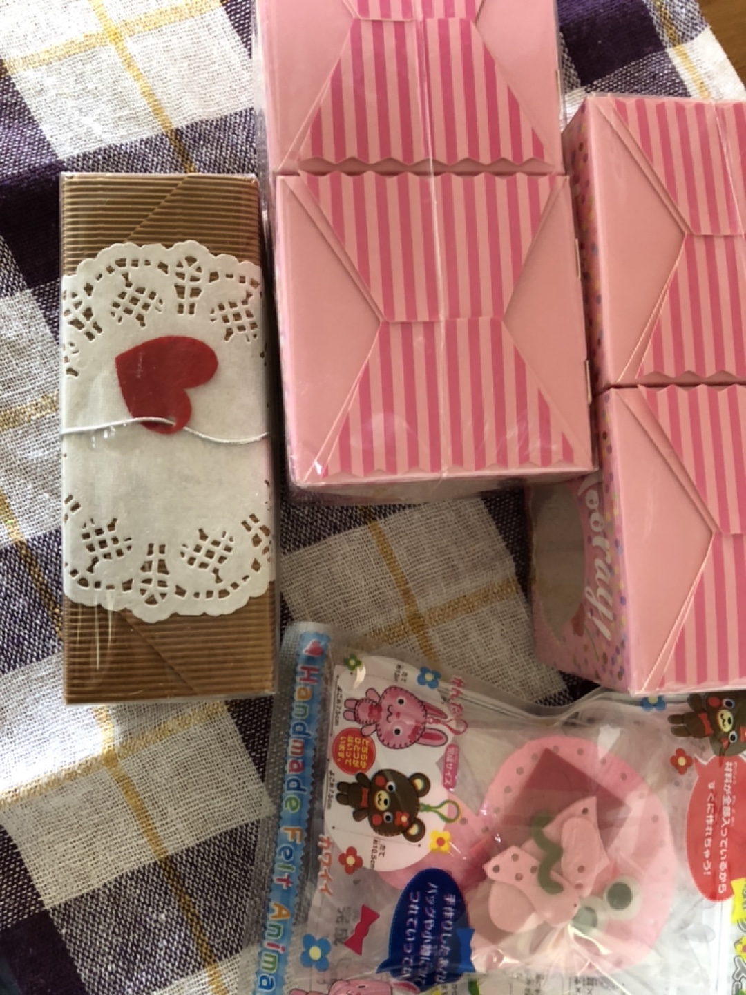 ラッピングする箱と手芸のキットの写真2枚目