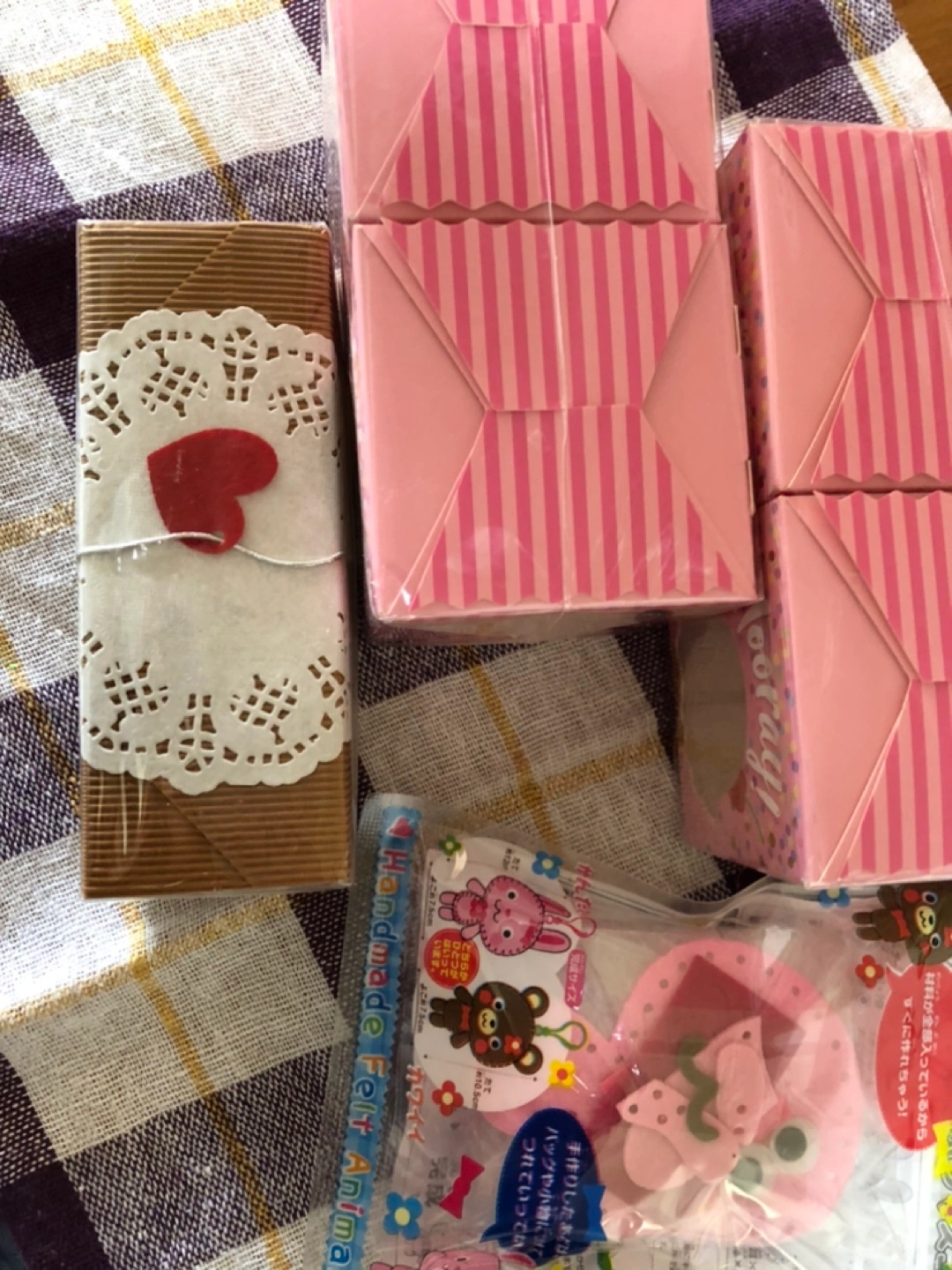 ラッピングする箱と手芸のキットの写真2枚目
